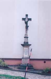 Kamenný kříž s korpusem u školy