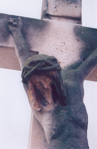 Kamenný kříž s korpusem u školy